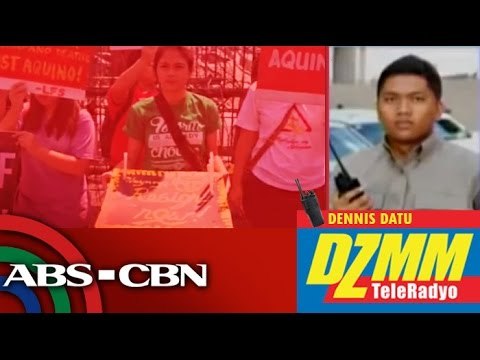 Militants bring 'resignation cake' for PNoy on birthday