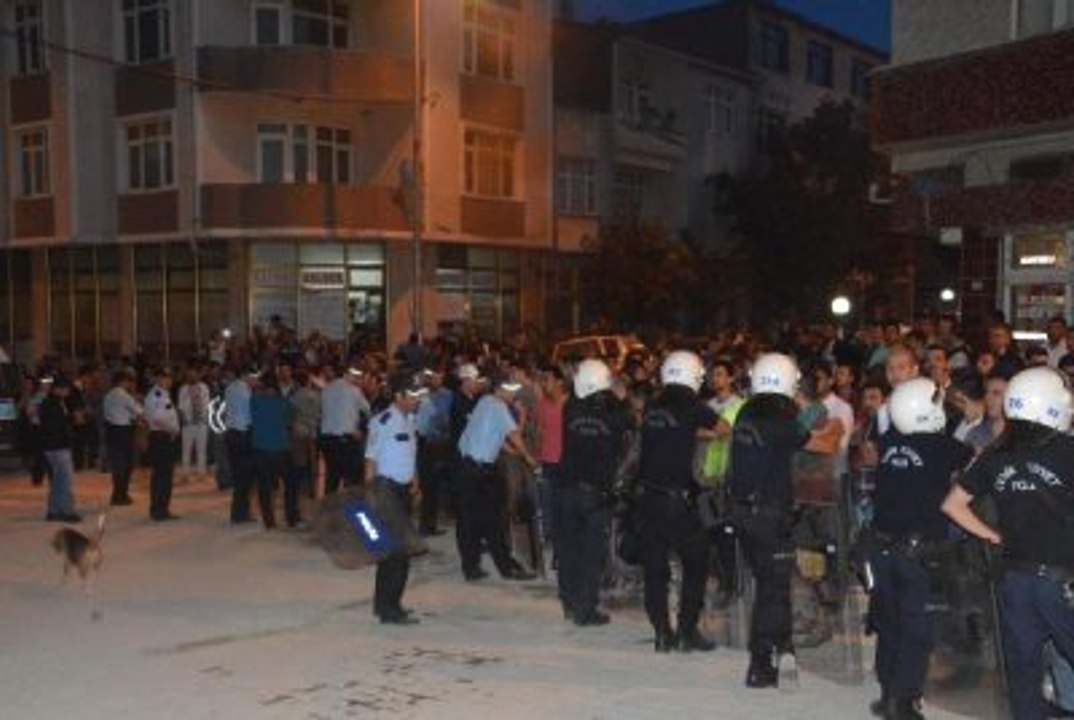 Tekirdağ Saray'da HDP'nin Seçim Bürosu Taşlandı