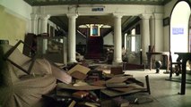 مكتبة تعود لاكثر من مئة سنة تتداعى اثر الزلزال في كاتماندو