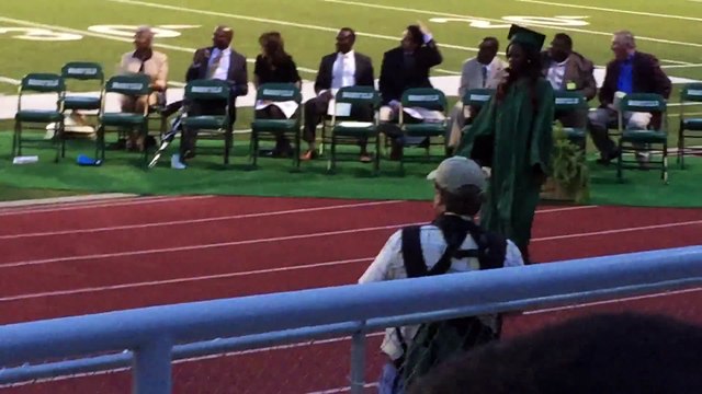 Elle n'a pas mis les bonnes chaussures pour sa remise de diplôme : grosse gamelle