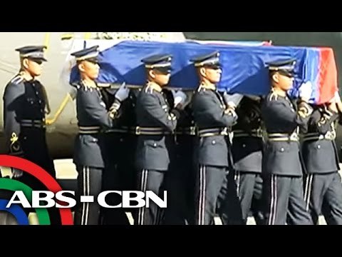 Nasawing diplomat sa Pakistan, emosyonal na sinalubong