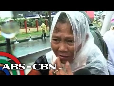 Mga deboto nag-abang kay Pope Francis kahit bumabagyo