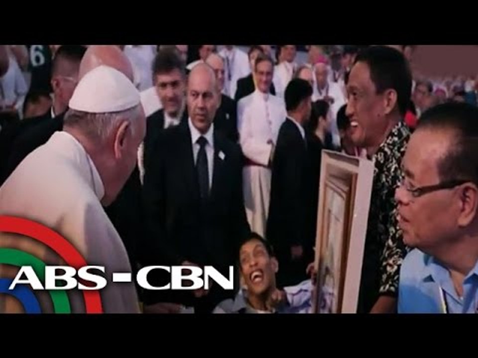 Pope Francis niregaluhan ng lalaking may cerebral palsy