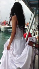 Elle Saute à l'eau le joue de son Mariage et Échappe de peu à la Mort