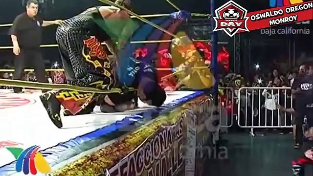 Momento Exacto De La Muerte El Hijo Del Perro Aguayo - Patada De Rey Mysterio 2015 Completo HD