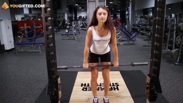 Фитнес. Упражнения для ягодиц. Тяга на прямых ногах.