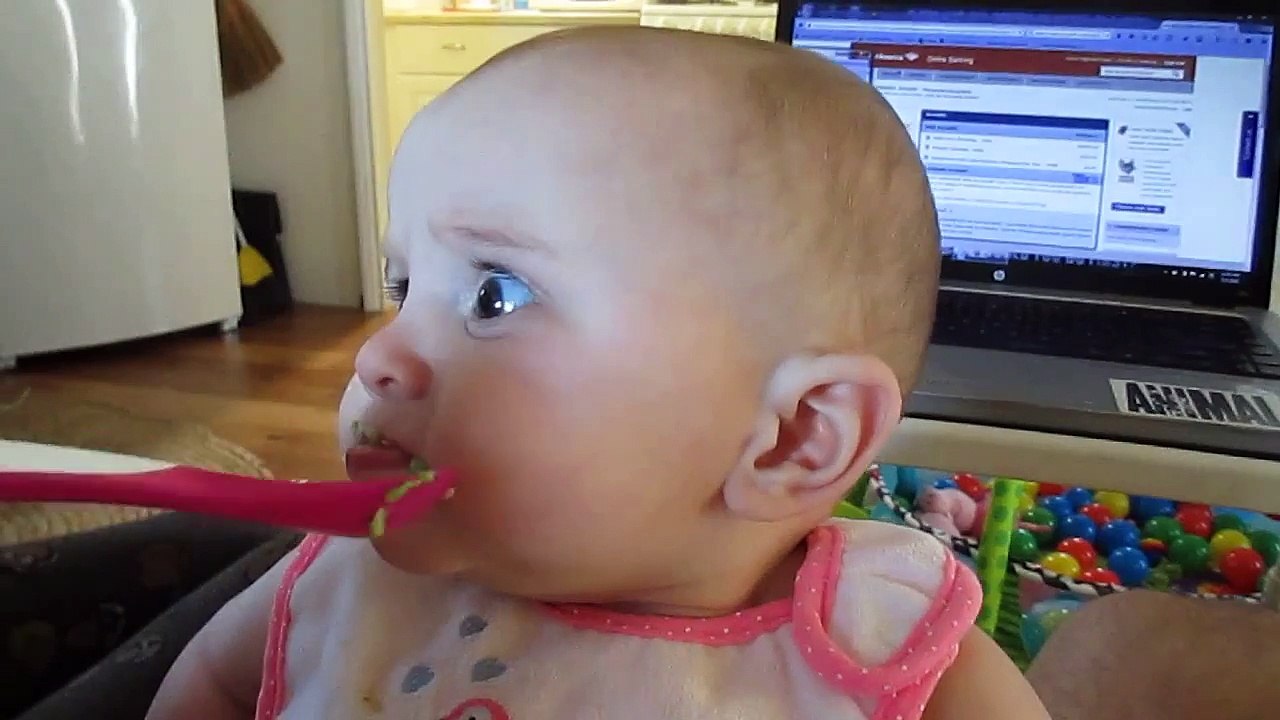 Des bébés mangent de l'avocat pour la première fois... Pas bon!!!!