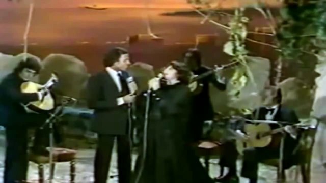 42-Amália Rodrigues - Júlio Iglésias- Canto a Galizia.avi