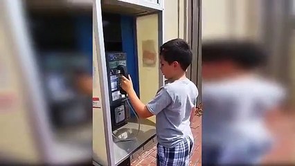 İlk Defa Ankesörlü Telefon Gören Çocuk