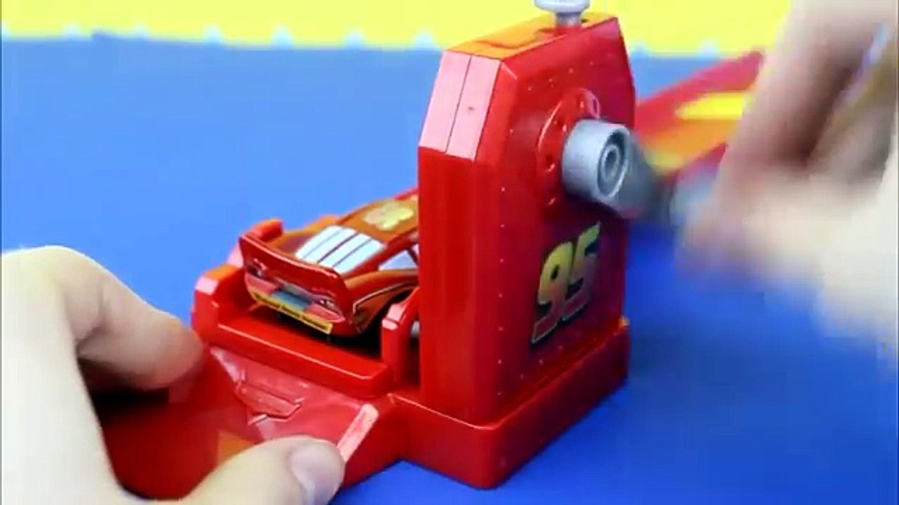 Disney Pixar Cars Crank Launcher with Stunt Racers Lightning McQueen