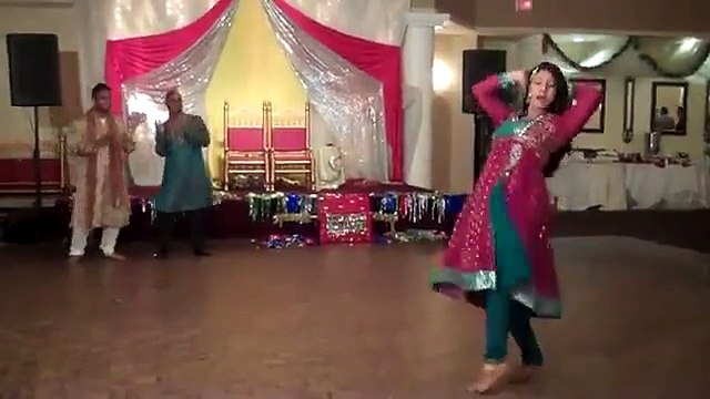 Beautiful Mehndi Wedding Dance Performance On Song Kajra Re