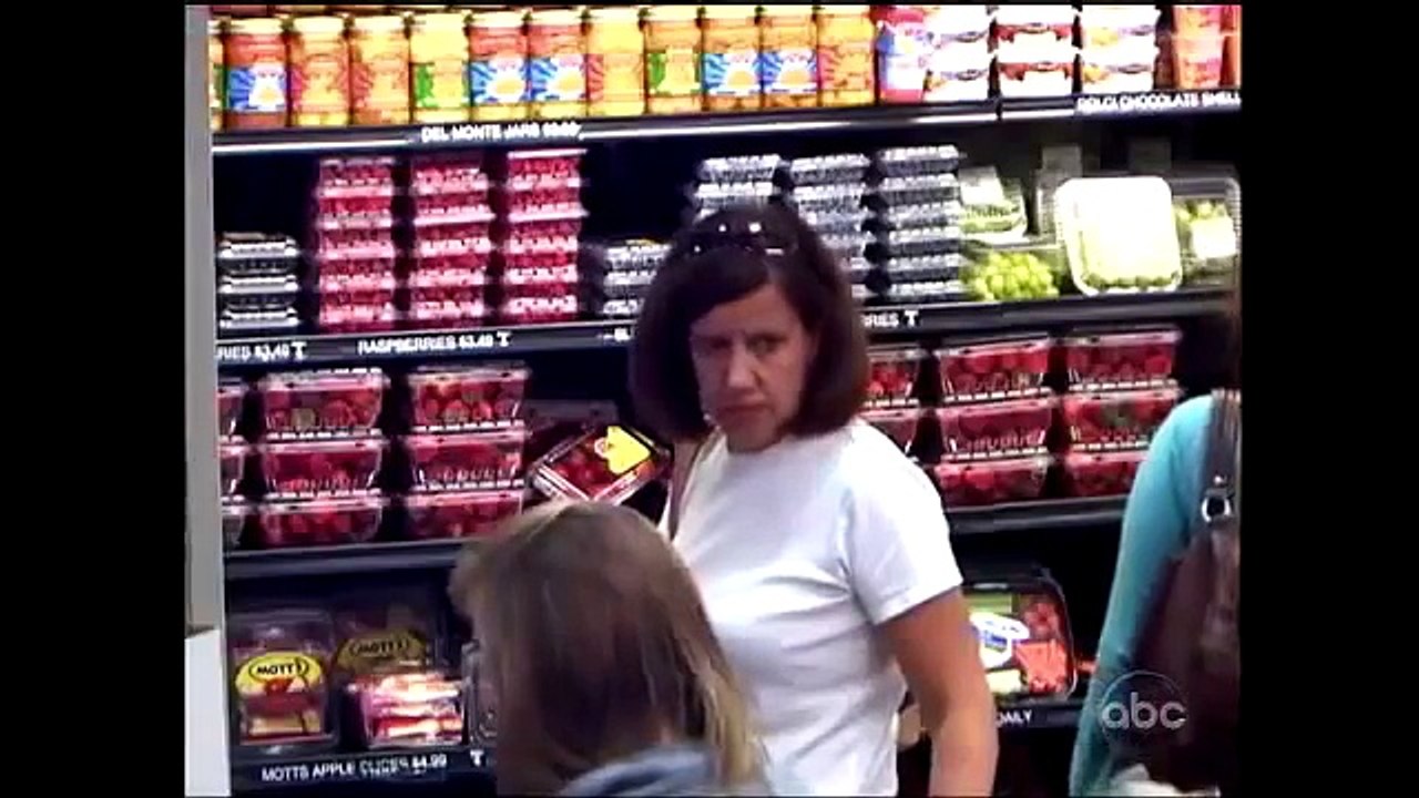 #7 當你看到假裝滑倒摔傷的詐騙事件，"你會怎麼做？" (What would you do?)