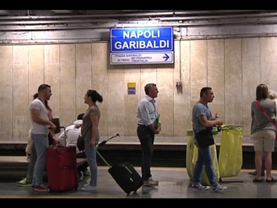 Campania - Esposito (MO!) viaggia insieme ai pendolari della Circumvesuviana (15.05.15)