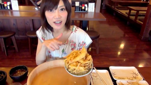 Une Japonaise mange une grosse quantité de nourriture