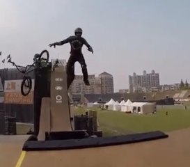 Changement de BMX en pleine figure sur une rampe