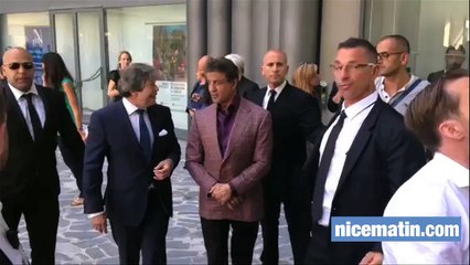 Stallone sous les flashs pour le vernissage de son expo à Nice