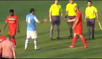 Un joueur serbe baisse son pantalon devant l'arbitre