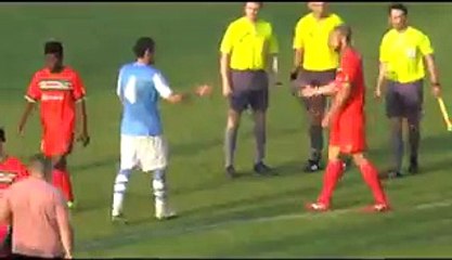 Un joueur serbe baisse son pantalon devant l'arbitre