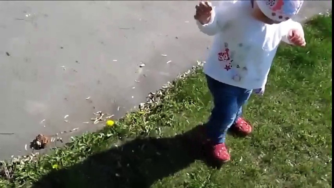 дети впервые увидели свою тень***children first saw his shadow