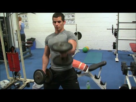 Exercice de musculation avec haltère