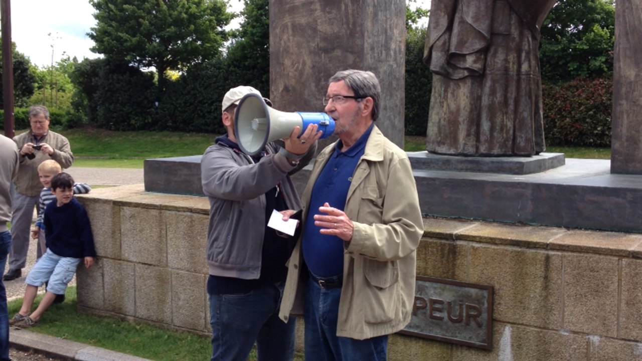 Rassemblement pour le maintien de la statue Jean-Paul II