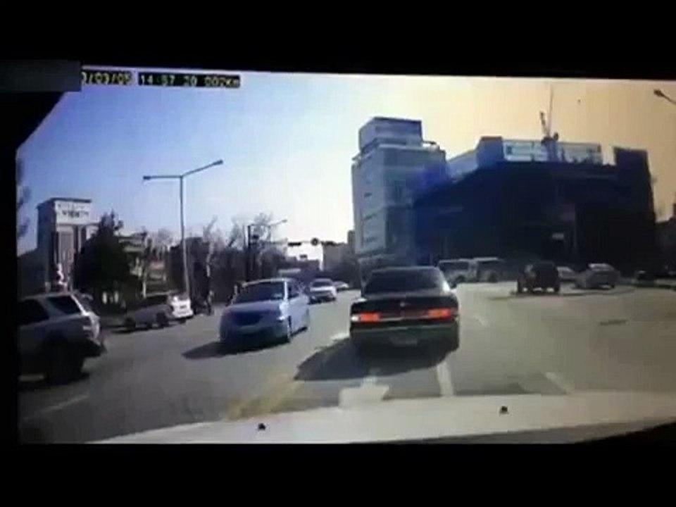 Kadın sürücünün geri vitesle imtihanı.komik