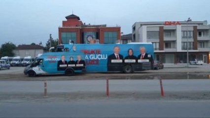 Düzce - AK Parti'nin Seçim Araçları Taşlandı