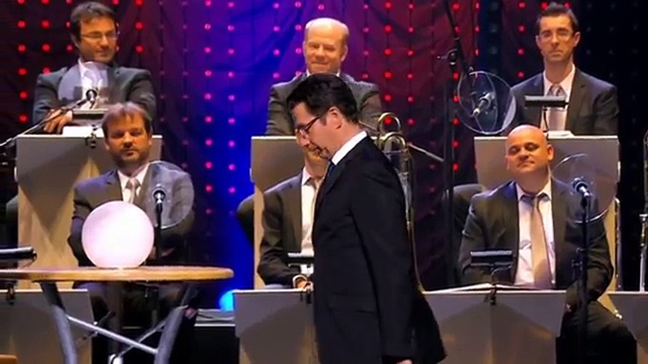 Laurent Gerra Imite Hollande Avec Son Casque