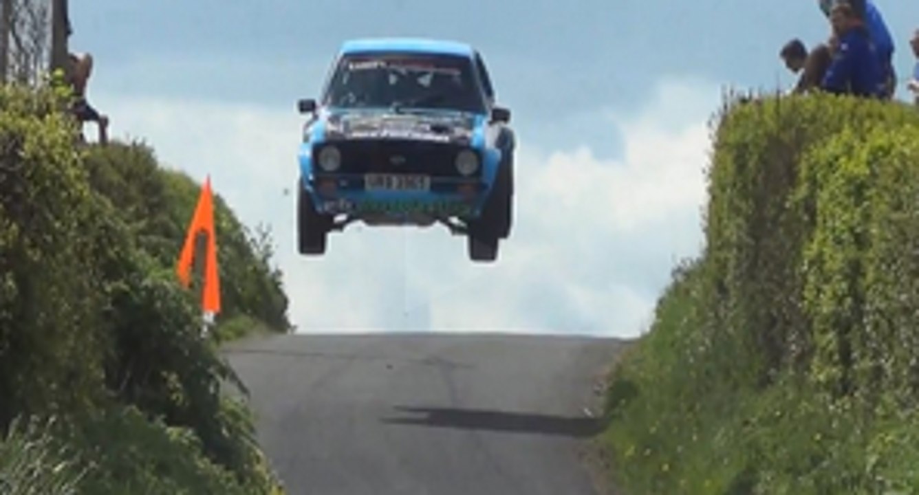 Un pilote de Rallye senvole dans les airs