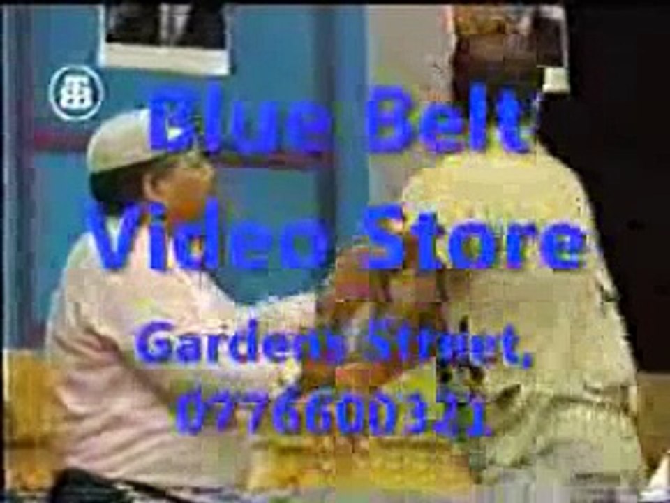 سمعه الأردني موسى حجازين في المسرحية الأردنية مواطن حسب الطلب تأليف وإخراج محمد الشواقفة   سمعه يعلم قصع البراغيث7