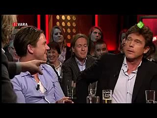 Vrouw onwel tijdens LIVE uitzending De Wereld Draait Door