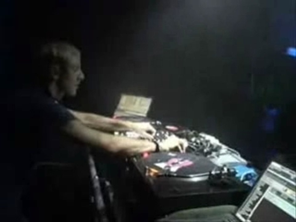 2 Richie Hawtin - Live @ Mosca 2005