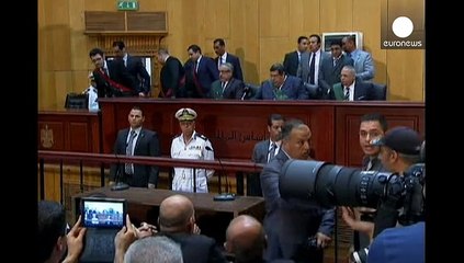 Télécharger la video: Egitto, pena di morte per l'ex presidente Morsi. Stato di massima allerta in Sinai: uccisi 3 giudici