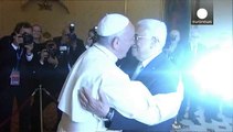 Papa Francesco abbraccia il presidente palestinese Abbas. 