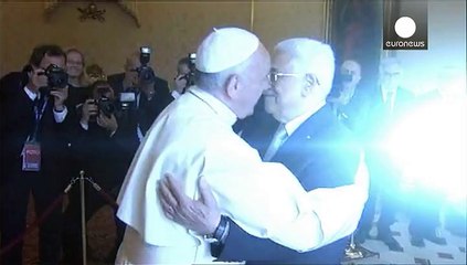 Papa Francesco abbraccia il presidente palestinese Abbas. "Un angelo della pace" In MO servono decisioni coraggiose