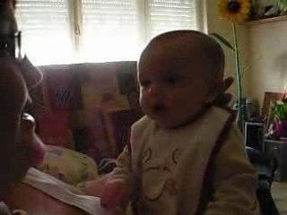 Erwan joue avec maman