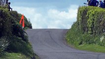Un saut spectaculaire pendant un rallye en Irlande.