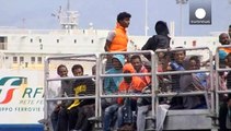 Private Hilfsorganisationen holen 400 Flüchtlinge und Migranten von Schlepperboot auf dem Mittelmeer
