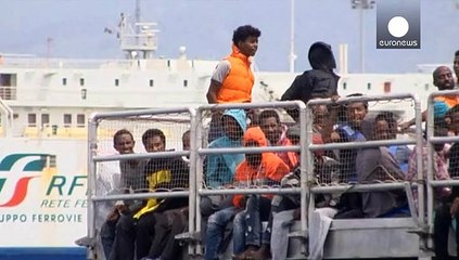 Migrant crisis: Hundreds more people flock to Italy