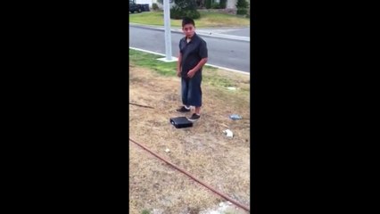 Un père oblige son fils à détruire sa XBox pour mauvaises notes