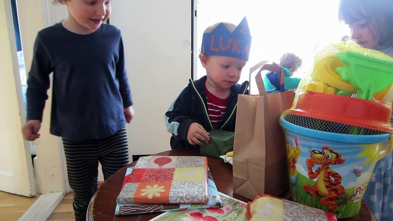 Lilja et Lukas ouvrent un cadeau