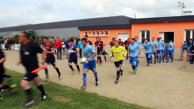 14/05/2015 : l'entrée des joueurs sur le terrain. Encouragement des supporters.