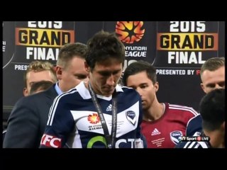 Le président de la fédération australienne tombe violemment pendant la remise du trophée de champion de A-League