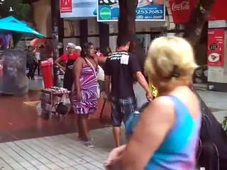 Mulher pega o Marido de Mão dada com a Outra