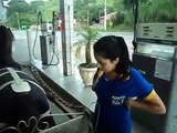Benzin doldurmaya gelen at karşısında şaşkına dönen pompacı kız