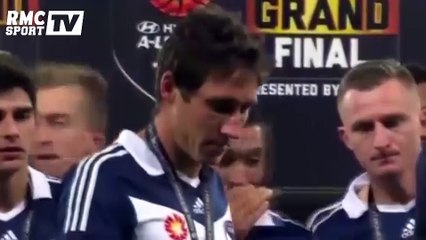 La lourde chute du président de la Fédération australienne lors de la remise du trophée