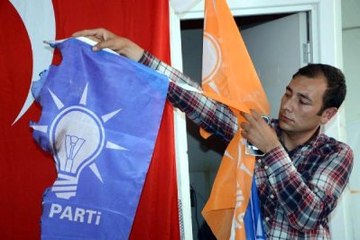 Emirdağ'da Ülkücüler AK Parti Seçim Bürosuna Saldırdı