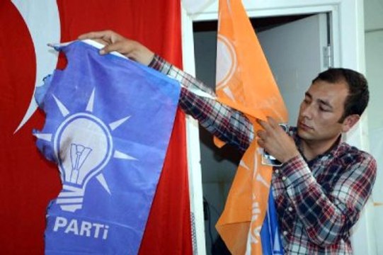 Emirdağ'da Ülkücüler AK Parti Seçim Bürosuna Saldırdı