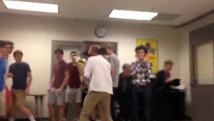 Ce gars a cartonné pour sa demande de bal de promo ! La fille a dit un gros OUI !