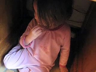 Cette gamine à manger tous les bonbons mais CHUT faut pas le dire à papa ! (Très drole !)